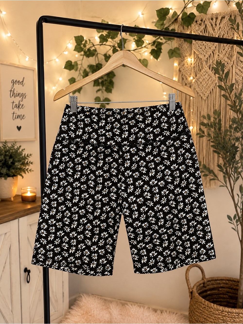 American Eagle Outfitters Black Daisy Print Bike Shorts - Picture 2 of 2